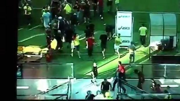 Serie B mancata dal Lecce: tifosi invadono il campo e spaccano tutto | Video